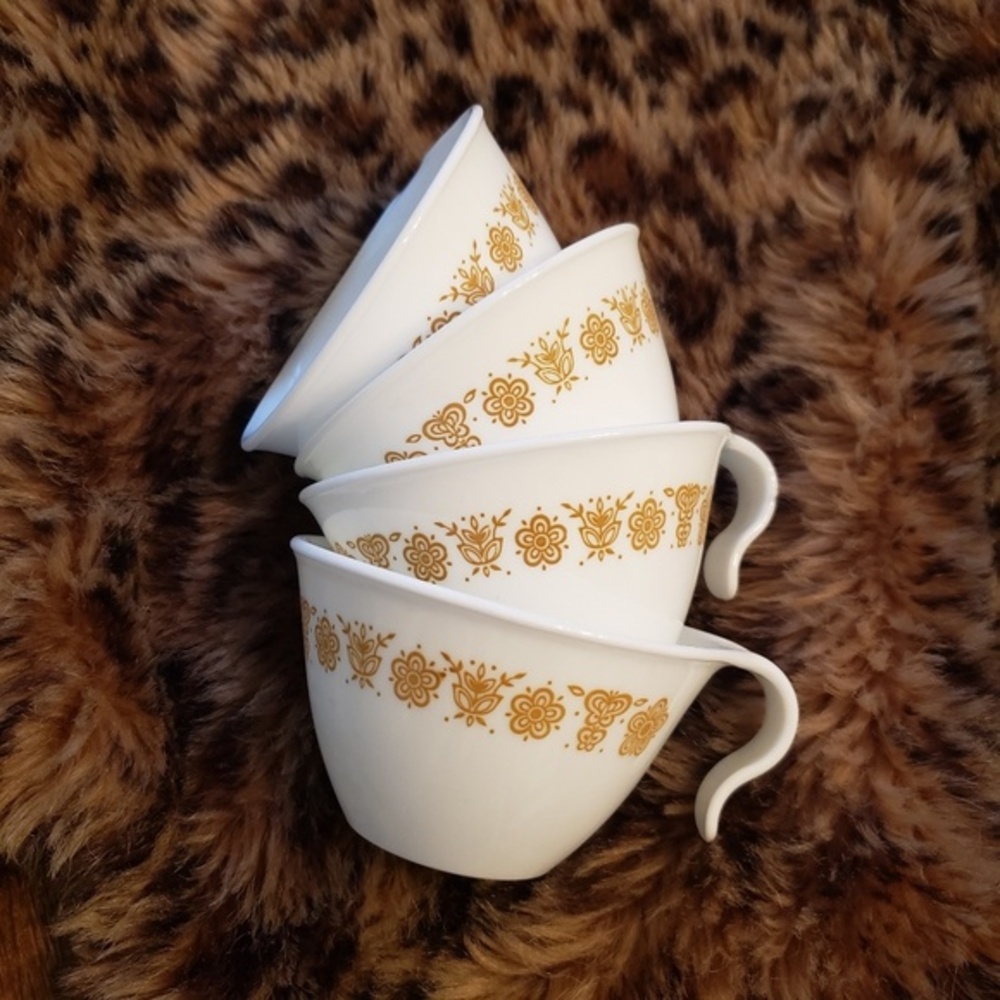 Set of 4 Corelle gold designed‎ cups